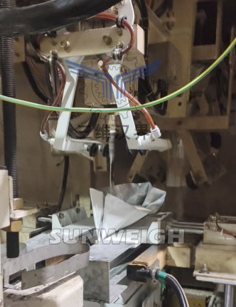 連云港某化工公司對苯二酚全自動小袋包裝機(jī)案例